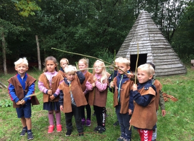 Børn i dragter og med jagtudstyr Børn i dragter og med jagtudstyr