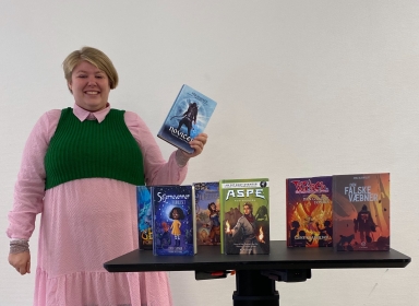 Bibliotekar viser spændende bøger frem