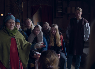 Lovsiger og elever i Langhuset 