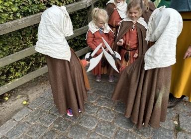 Børn i middelalderdragt