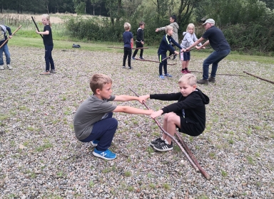Foto af børn der samarbejder
