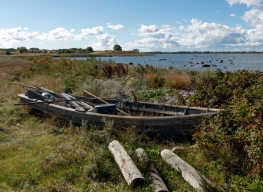 Foto af gammel fiskebåd ved bredden Foto af gammel fiskebåd ved bredden