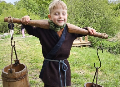 Der hentes vand ved åen 