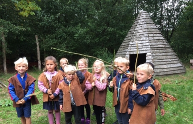 Børn i dragter og med jagtudstyr Børn i dragter og med jagtudstyr