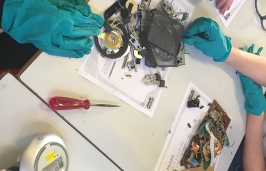 Elever arbejder med elektronikaffald.