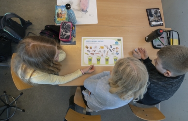 Børn som arbejder med affaldsforløbet.