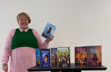 Bibliotekar viser spændende bøger frem