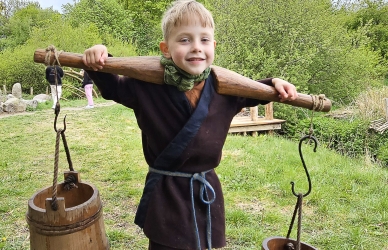 Der hentes vand ved åen